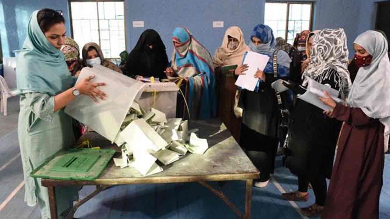 Pakistan Elections: లీడింగ్‌లో ఇమ్రాన్ ఖాన్ మ‌ద్ద‌తుదారులు