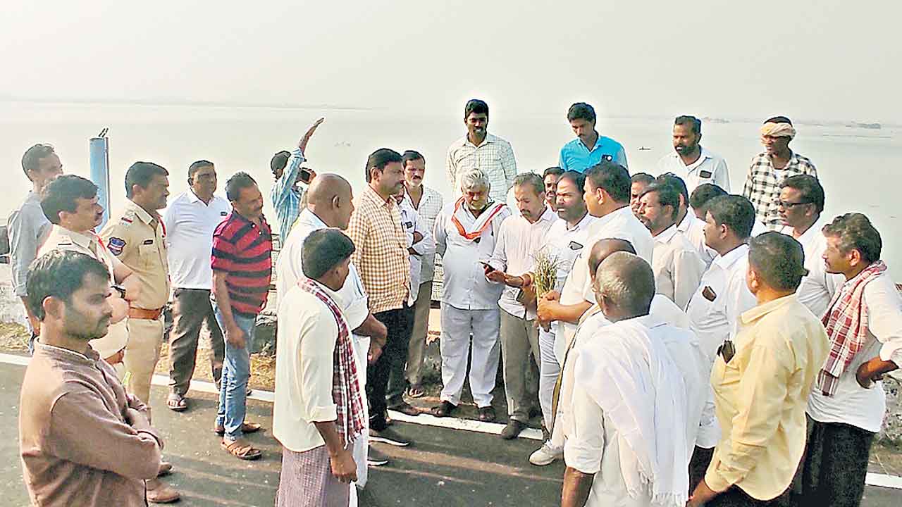 Paleru | పాలేరు నీళ్ల కోసం పోరు బాట.. రిజర్వాయర్‌ నుంచి నీటి విడుదల చేసుకున్న రైతులు