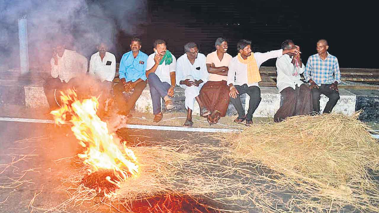 సాగునీటి కోసం రోడ్డెక్కిన రైతులు