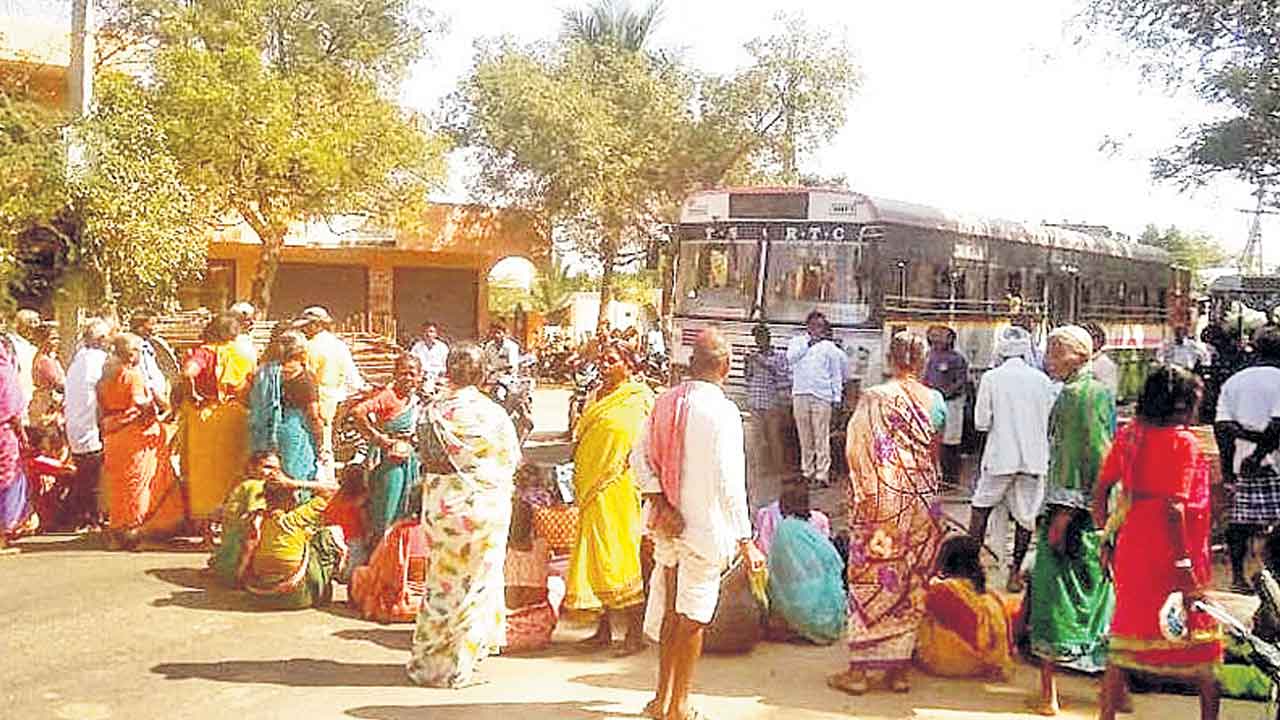 Aasara Pension |పాపం ముసలొల్లు.. నెల పింఛన్‌ కోసం నిరసన.. రోడ్డెక్కిన ఆసరా పింఛన్‌ దారులు