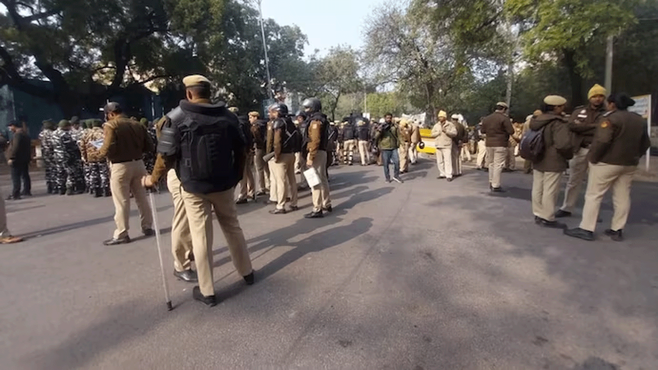 AAP workers detained | చండీఘ‌ఢ్ మేయ‌ర్ ఎన్నికల్లో అక్ర‌మాలు : బీజేపీ ప్ర‌ధాన కార్యాల‌యం వ‌ద్ద ఆప్ నిర‌స‌న‌