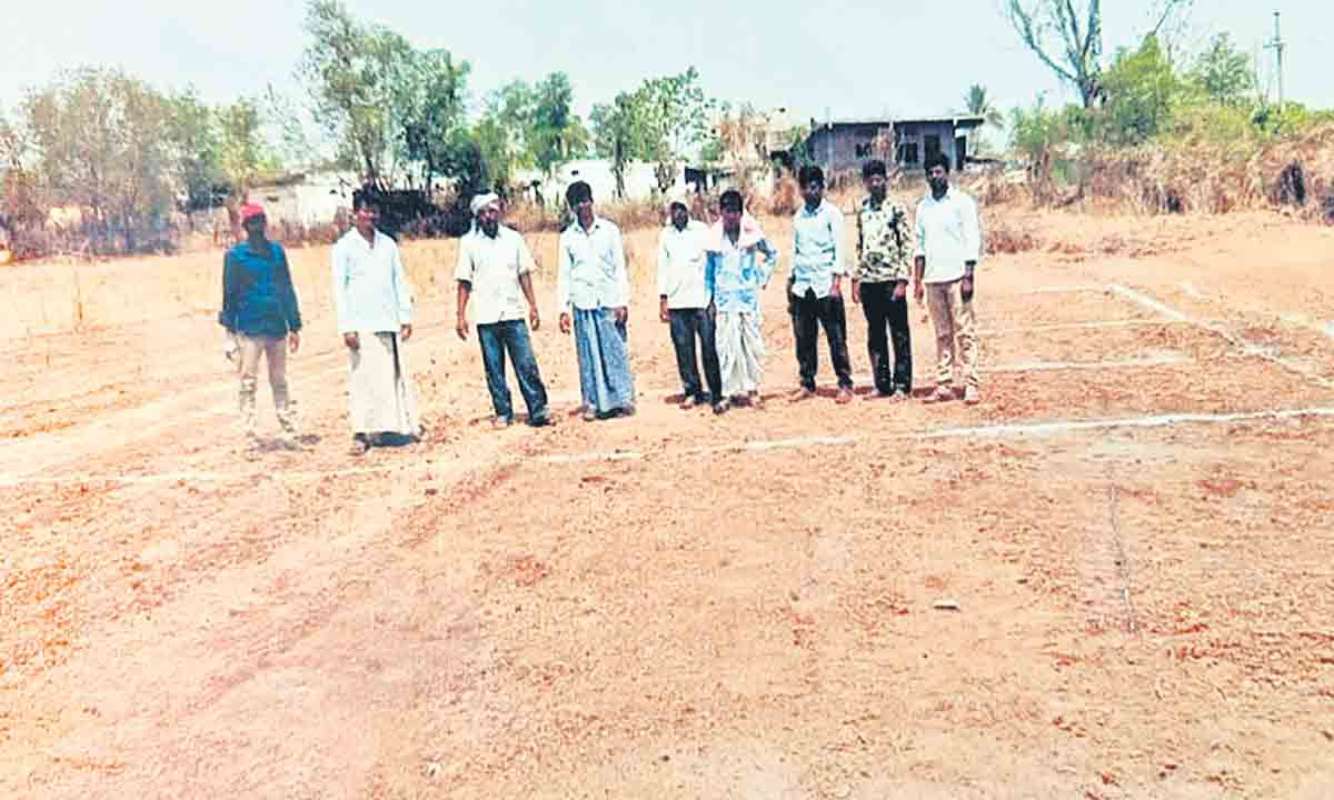 గ్రామ కంఠానికి ఎసరు..