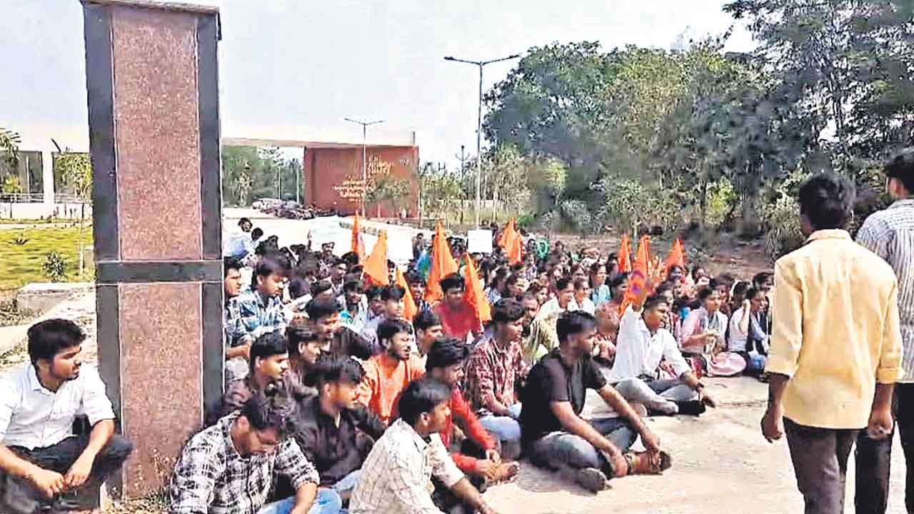 అగ్రీ వర్సిటీ భూములు హైకోర్టుకు ఇవ్వొద్దు