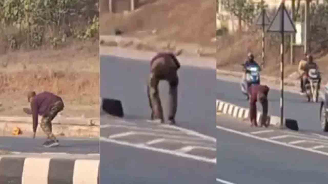Police suspended | లంచంగా రోడ్డుపై విసిరిన కరెన్సీ నోట్లు.. ఏరుకున్న పోలీసులు సస్పెండ్
