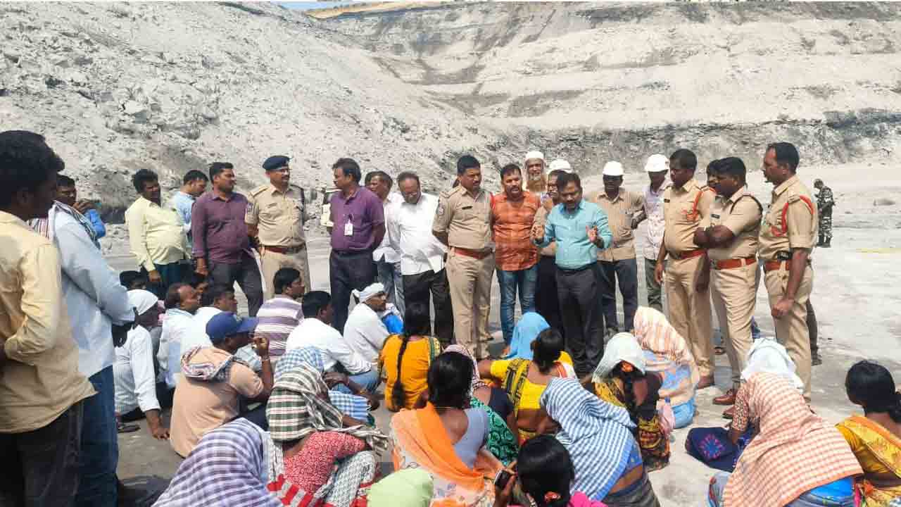 బొగ్గు తవ్వకాలను అడ్డుకున్న భూనిర్వాసితులు