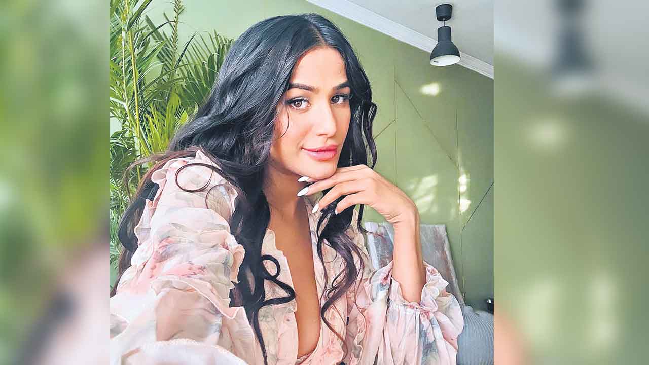 Poonam Pandey | నేను బతికే ఉన్నా.. కేన్సర్‌తో చనిపోలేదంటూ ట్విస్ట్‌ ఇచ్చిన పూనం!