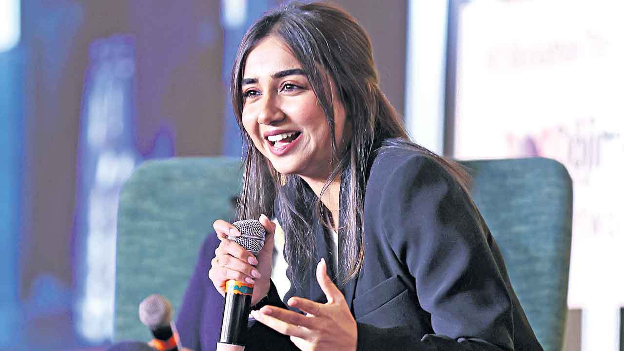 ఆ అందం.. మాటతీరే ఆమెను యూట్యూబ్‌ స్టార్‌ను చేసింది