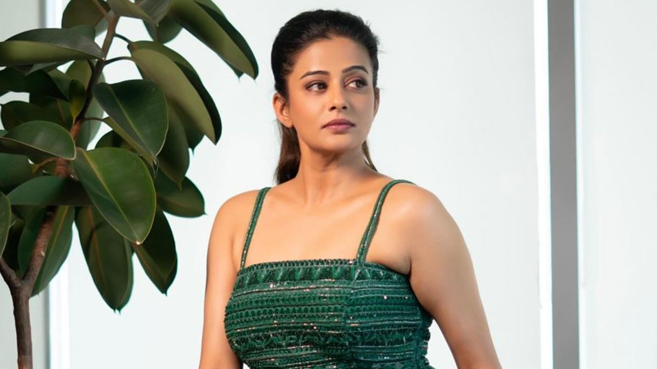 Priyamani | డబ్బులిచ్చి మరీ అలా చేయించుకుంటారు.. బాలీవుడ్‌ హీరోయిన్ల గుట్టు విప్పిన ప్రియమణి