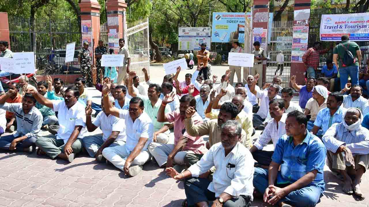 కరీంనగర్‌లో నేత కార్మికుల ధర్నా