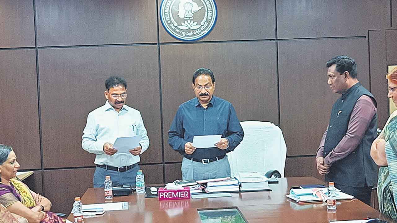 టీఎస్‌పీఎస్సీ సభ్యుడిగా రామ్మోహన్‌రావు ప్రమాణ స్వీకారం