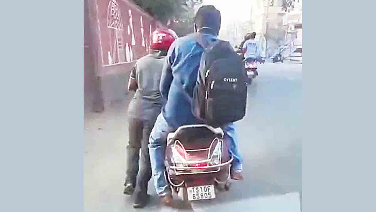 Hyderabad | మానవత్వం మరిచిన మనిషి.. పెట్రోల్‌ అయిపోయినా ర్యాపిడో బైక్‌ దిగని కస్టమర్‌