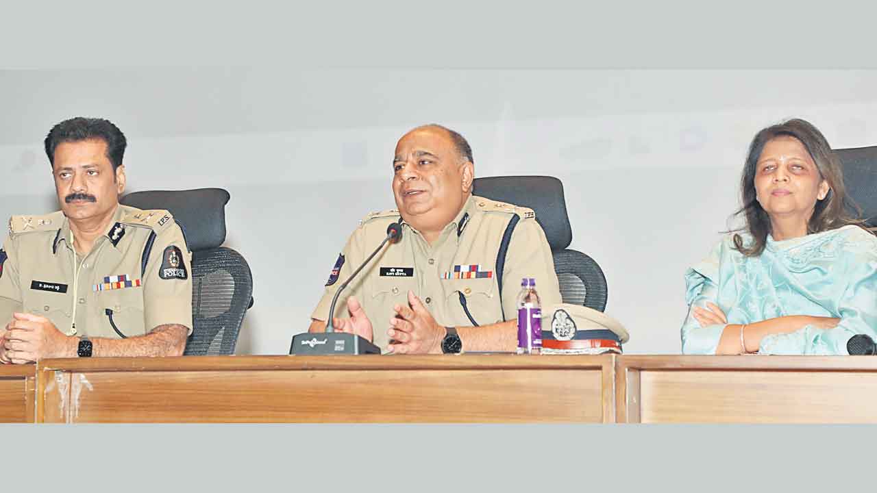 ప్రతి పోలీస్‌స్టేషన్‌లో సైబర్‌ వారియర్స్‌