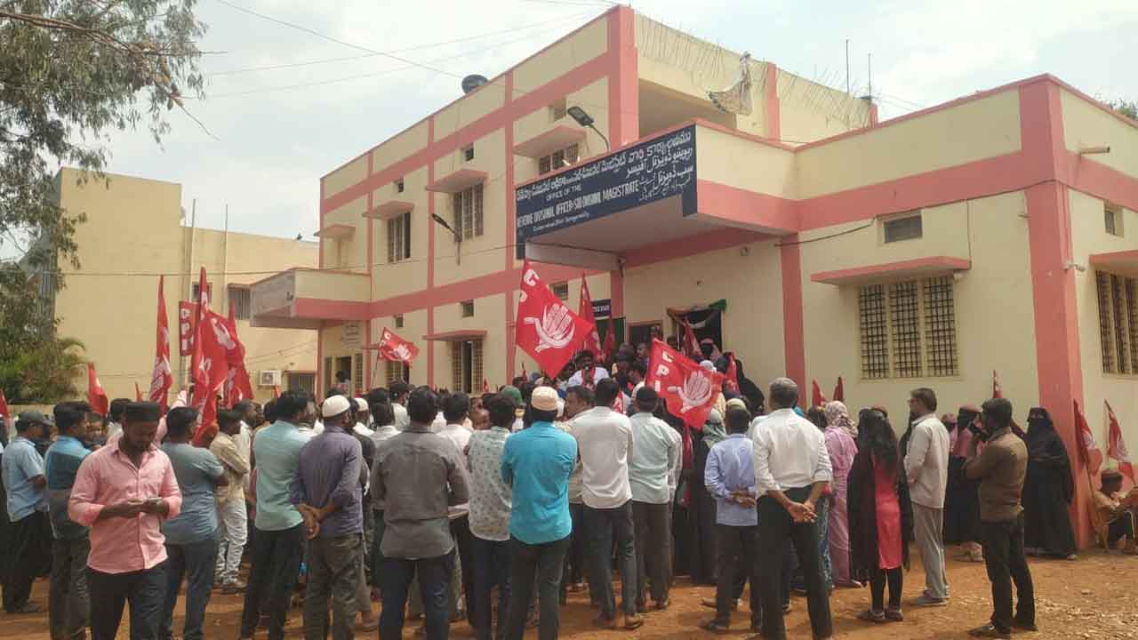 Dharna | పేదలకు ఇండ్ల స్థలాలు మంజూరు చేయాలని ఆర్డీవో ఆఫీసు ఎదుట ధర్నా