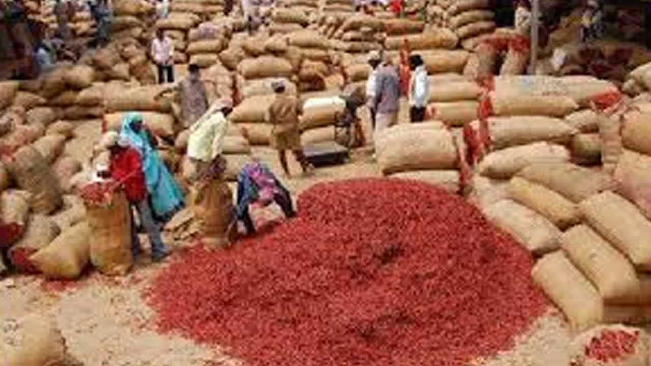 ఖమ్మానికి పోటెత్తిన ఎర్రబంగారం