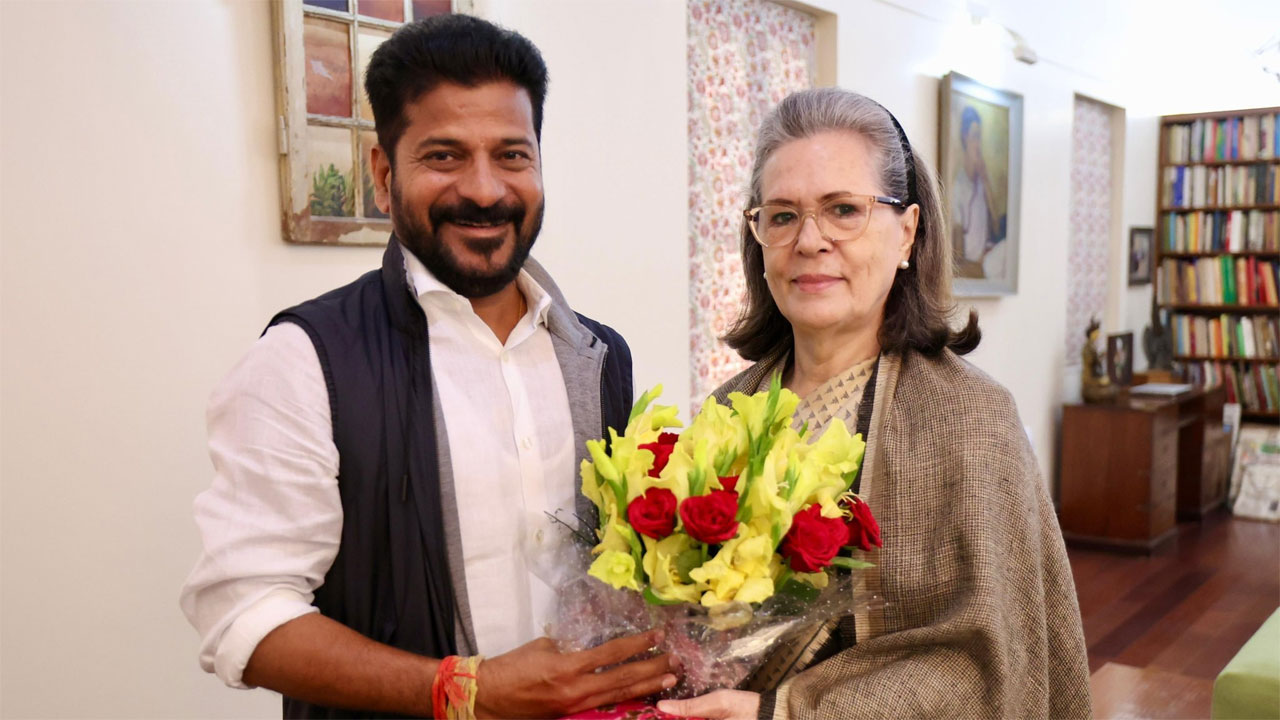 Revanth Reddy | ఖమ్మం నుంచి పోటీ చేయండి.. ఢిల్లీ వెళ్లి మరీ సోనియాగాంధీని రిక్వెస్ట్‌ చేసిన సీఎం రేవంత్‌ రెడ్డి