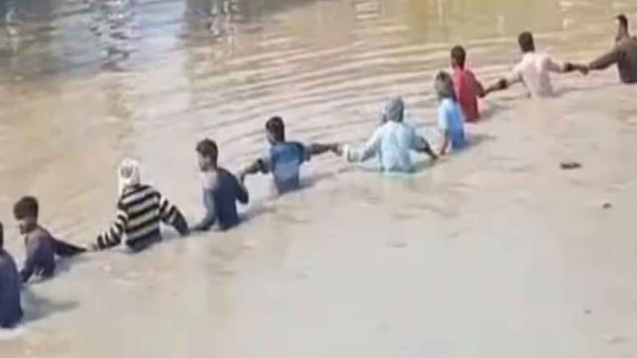 కొలనులో యాత్రికుల ట్రాక్టర్‌ బోల్తా