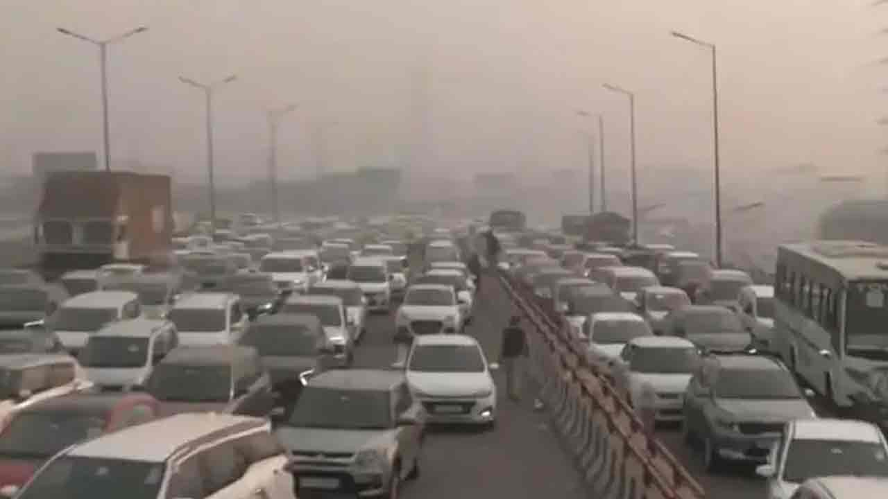 Traffic Jam: కిలోమీట‌రుకు గంట‌ జ‌ర్నీ టైమ్‌.. ఢిల్లీలో రోడ్ల‌న్నీ జామ్‌