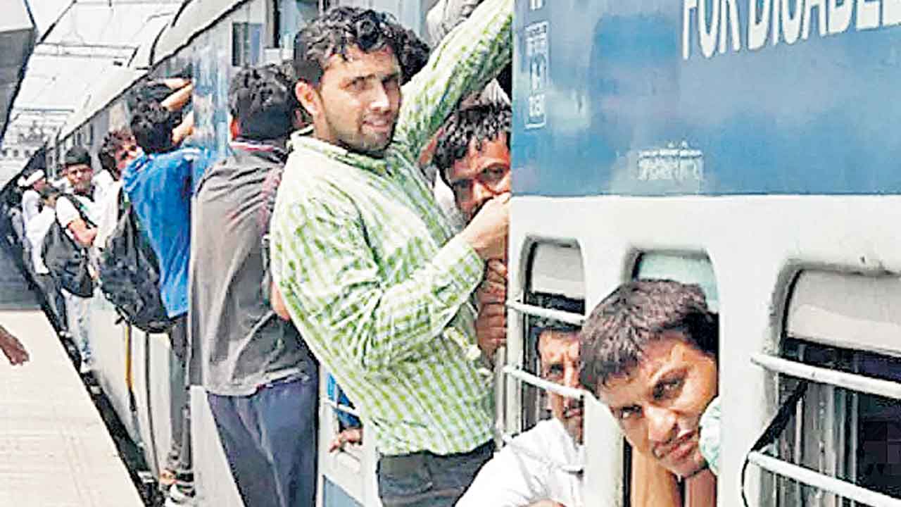 Railway Jobs | రైల్వే ఉద్యోగాలన్నీ ఉత్తరాది వారికే.. రాత పరీక్షలు హిందీ, ఇంగ్లిష్‌లో నిర్వహిస్తుండటంతో తెలుగు యువతకు తీవ్ర అన్యాయం