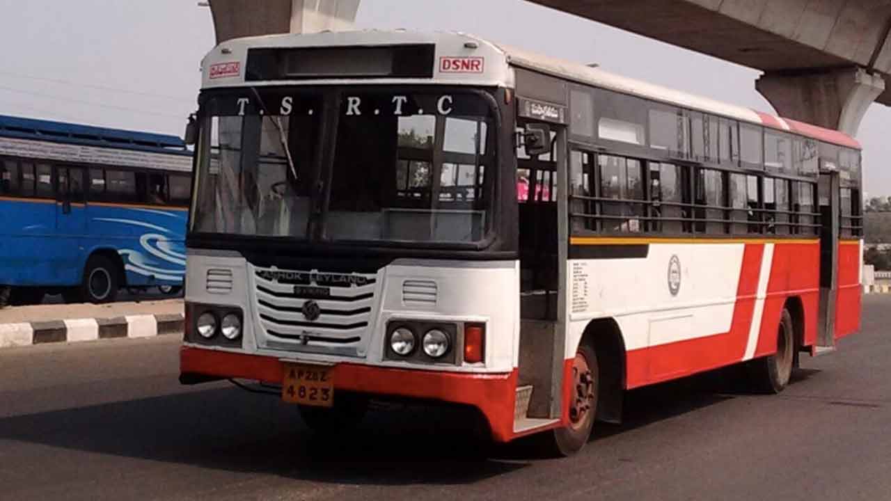 TSRTC | బస్‌ కండక్టర్‌ను చెప్పుతో కొట్టిన మహిళ