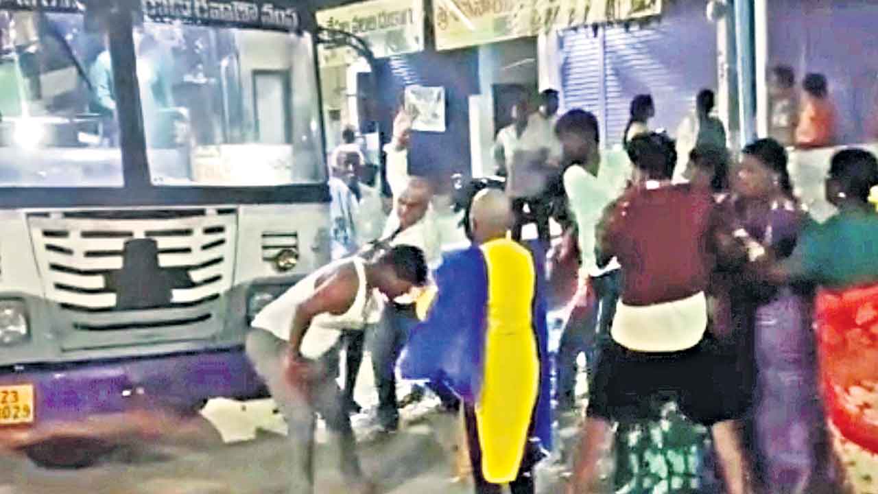 Free Bus | ‘మహాలక్ష్మి’ తెచ్చిన కొట్లాట.. రోడ్డుపై తన్నుకున్న ప్రయాణికులు