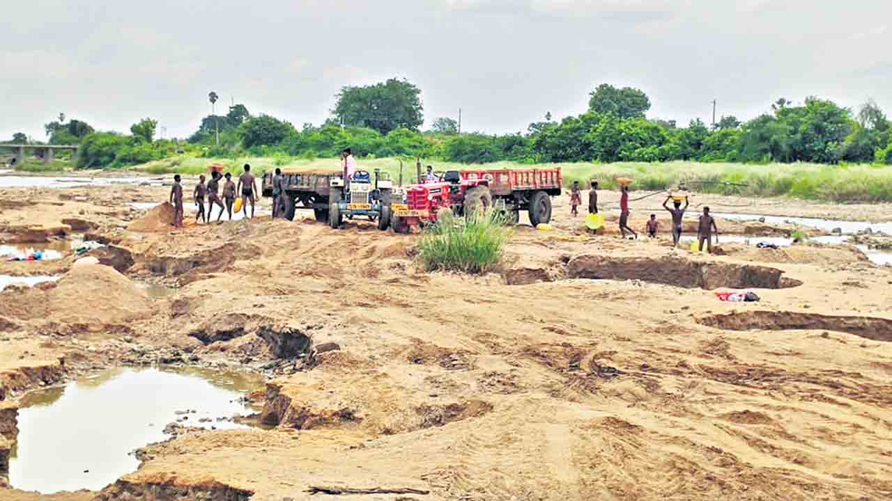 Manukota | రాత్రికి రాత్రే తవ్వేస్తున్నారు.. మానుకోట జిల్లాలో జోరుగా ఇసుక దందా!
