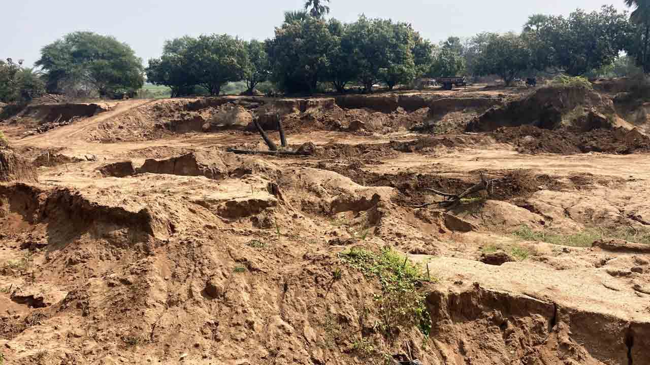 ఆకేరు నుంచి ఇసుక అక్రమ రవాణా