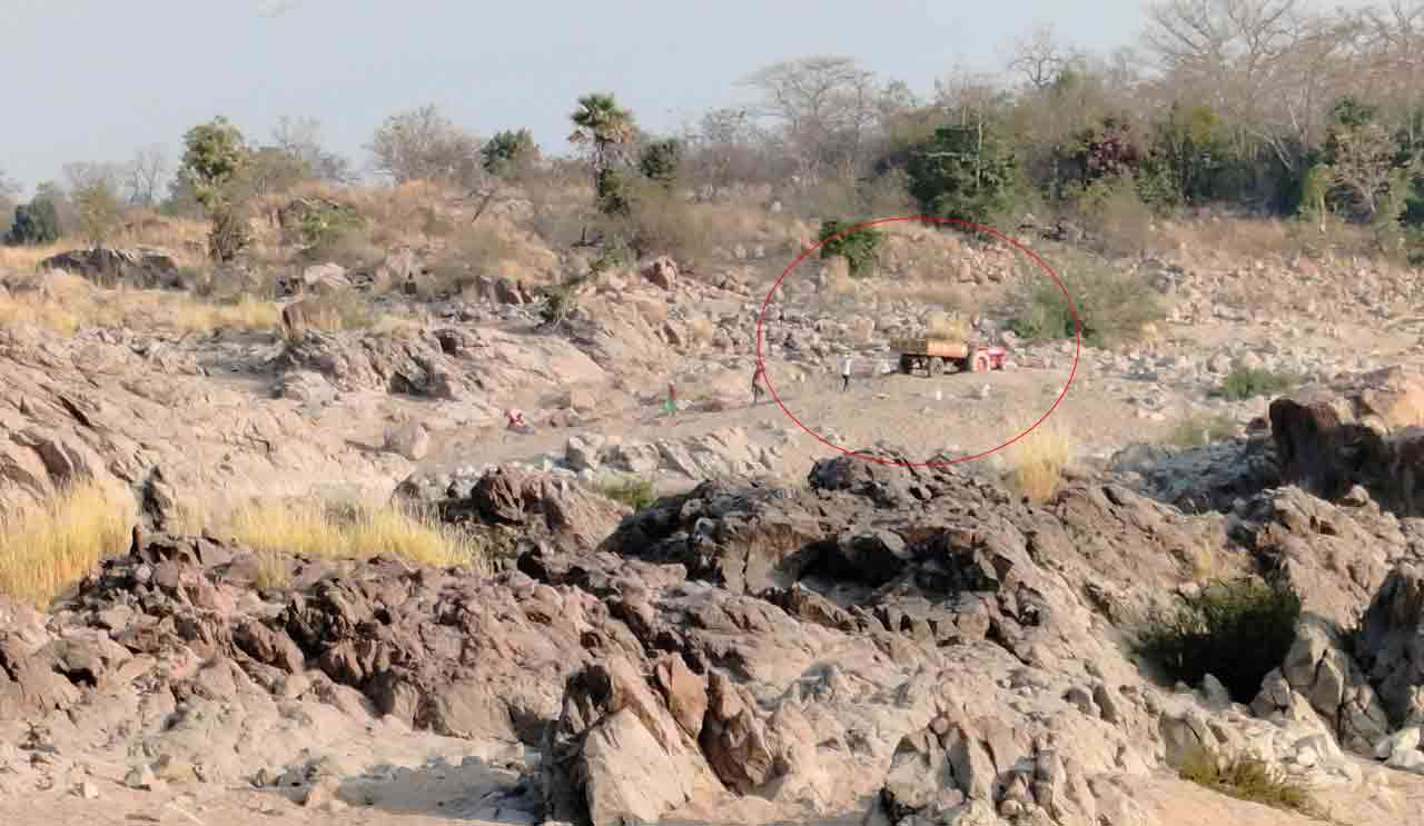 Sand Mafia | ఇసుకాసురుల నయా దందా.. రాళ్లు, రప్పల మధ్య నుంచీ తరలింపు