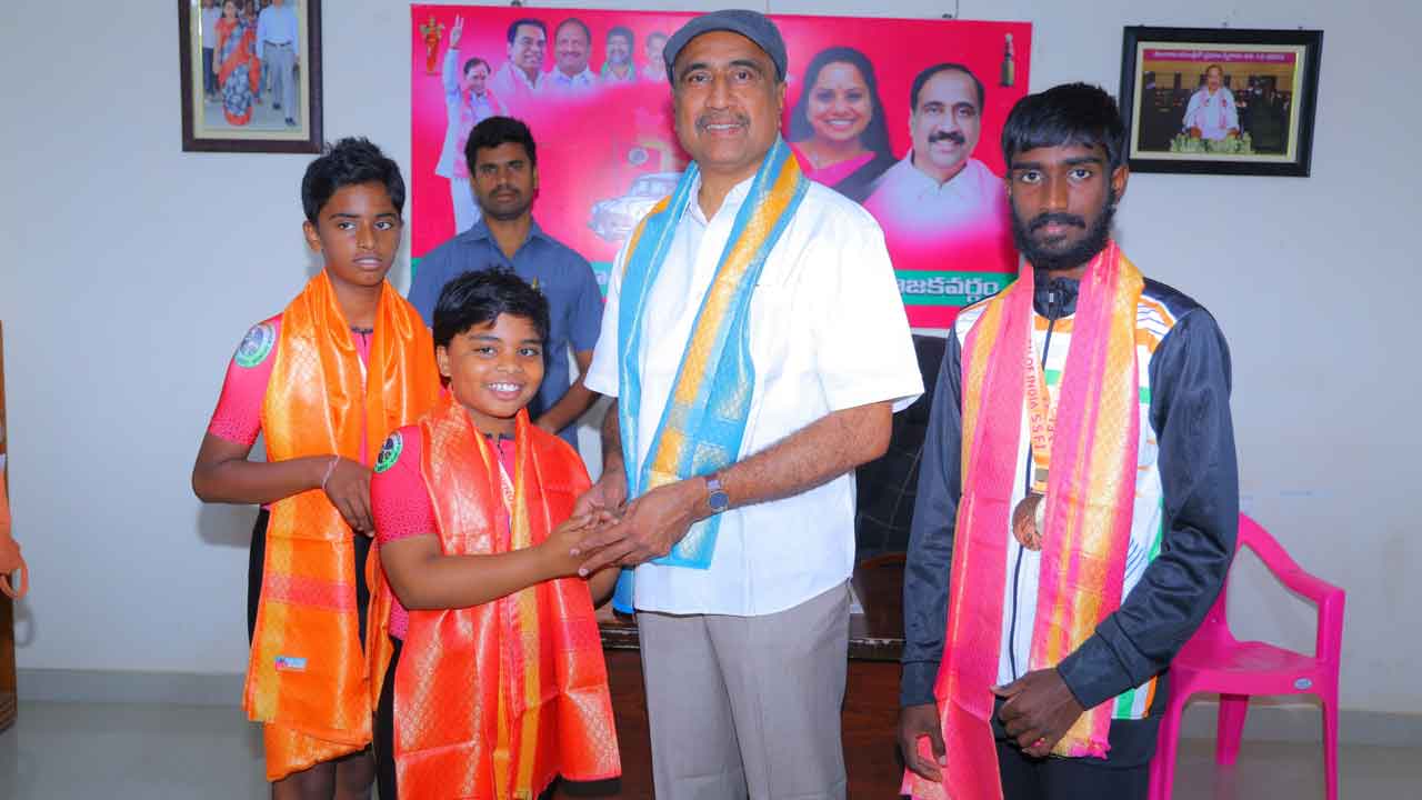 Sanjay Kumar | స్కేటింగ్ క్రీడాకారులను అభినందించిన ఎమ్మెల్యే సంజయ్‌ కుమార్‌