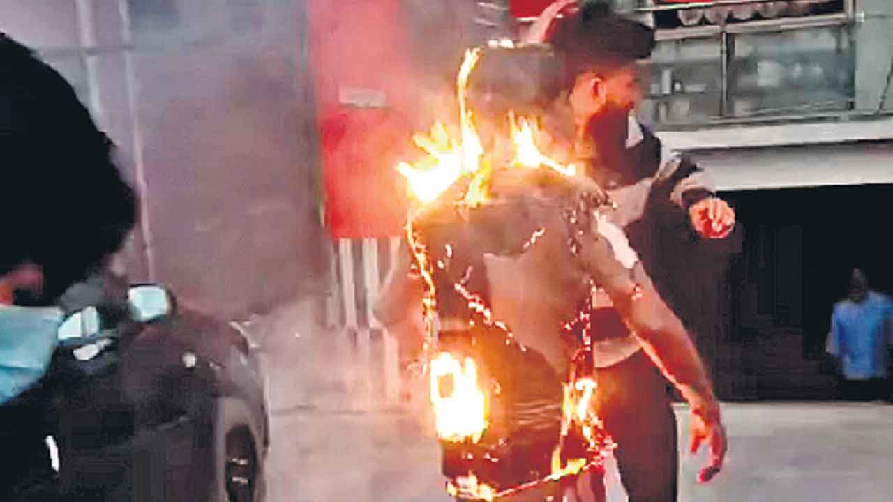 Sangareddy | పోలీసులు ఫోన్‌ లాక్కున్నారని వ్యక్తి ఆత్మాహుతియత్నం