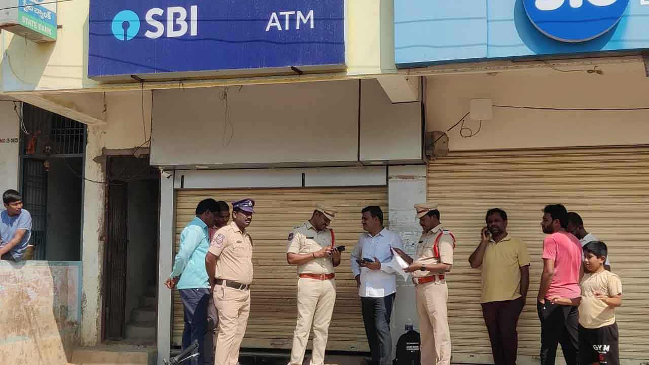 SBI ATM | బయ్యారంలో దొంగల బీభత్సం.. ఏటీఎం కొల్లగొట్టి రూ.29 లక్షలు చోరీ