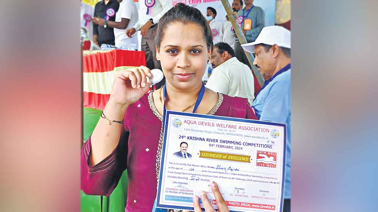 Sajida Shaik | కృష్ణా రివర్‌ స్విమ్మింగ్‌ పోటీల్లో తెలంగాణ స్విమ్మర్‌ సాజిదకు కాంస్యం