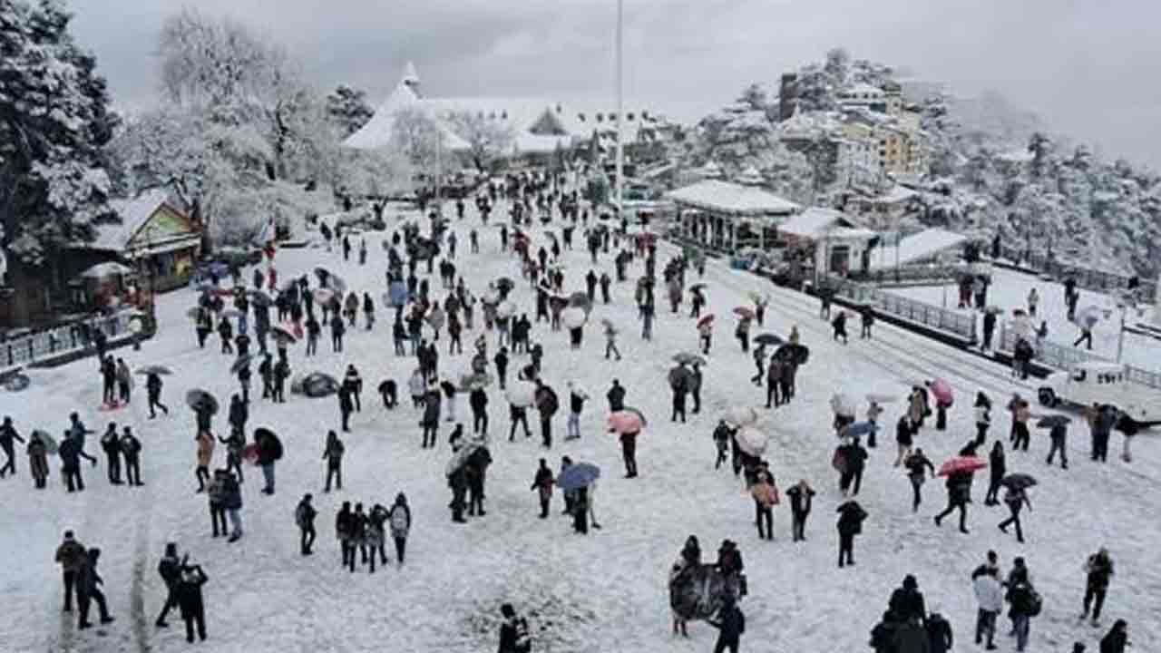 Shimla Snow: షిమ్లాలో కురిసిన తొలి మంచు.. హిల్‌స్టేష‌న్‌కు టూరిస్టుల తాకిడి