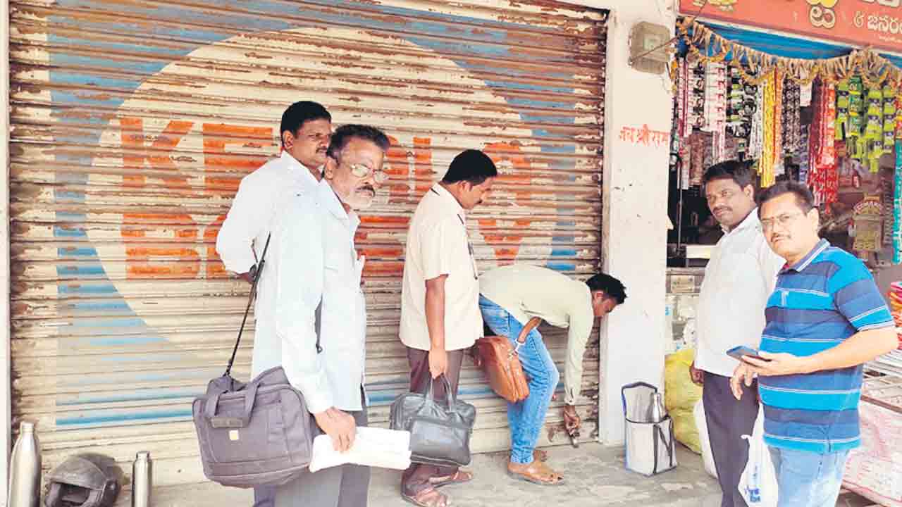 మొండి బకాయి ఉన్న దుకాణాలకు తాళం