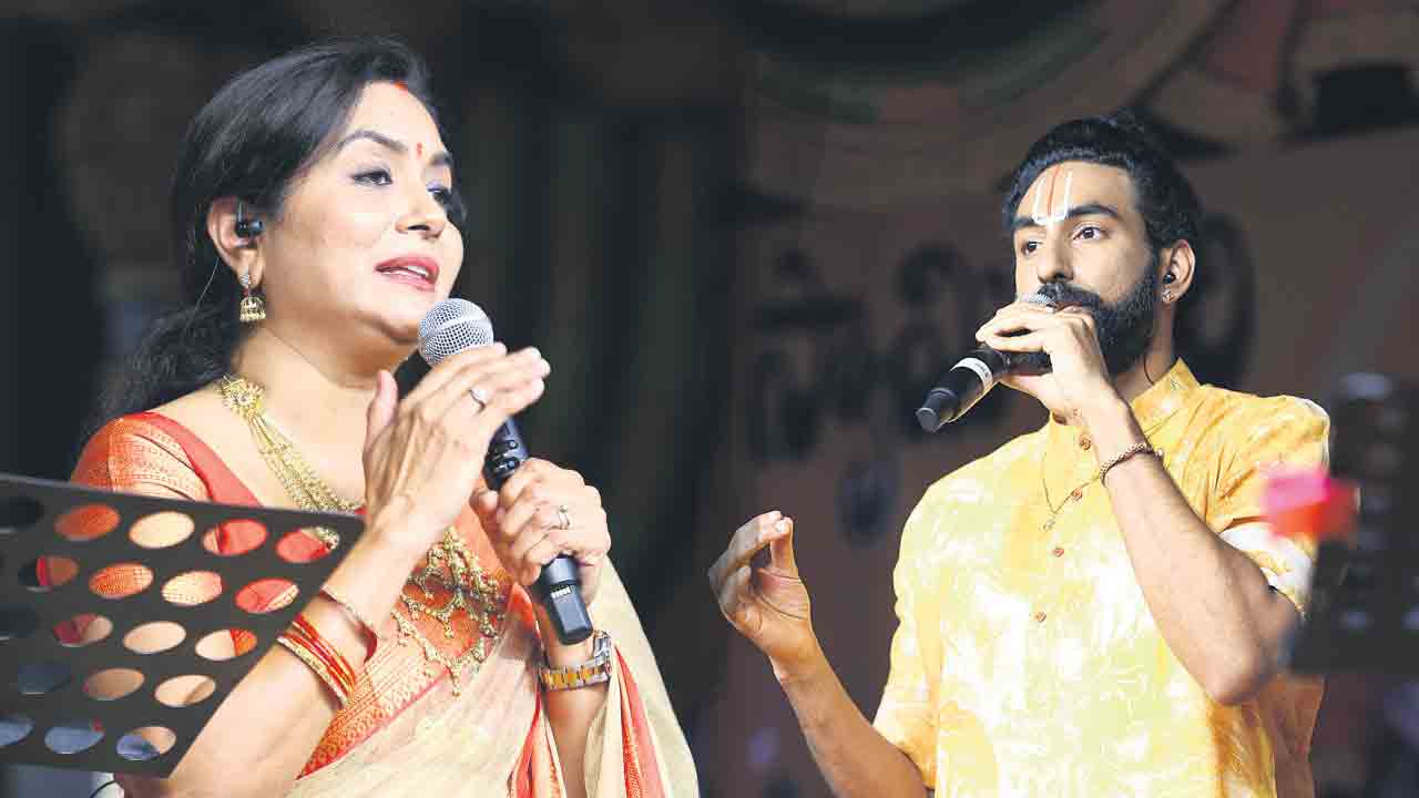 అలరించిన సంకీర్తనలు