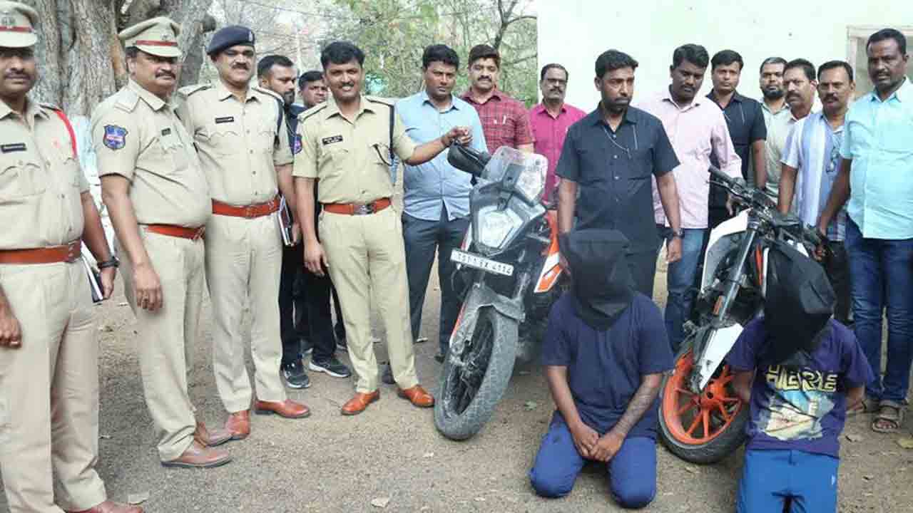 Chain Snatchers | సంగారెడ్డి జిల్లాలో ఇద్ద‌రు చైన్ స్నాచ‌ర్లు అరెస్ట్.. 10 తులాల బంగారం సీజ్