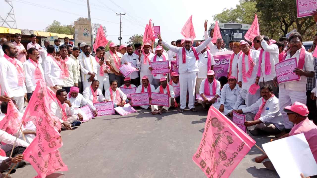 Soya Farmers | రోడ్డెక్కిన సోయా రైతులు..ప్రభుత్వం కొనుగోళ్లు చేపట్టాలని రాస్తారోకో