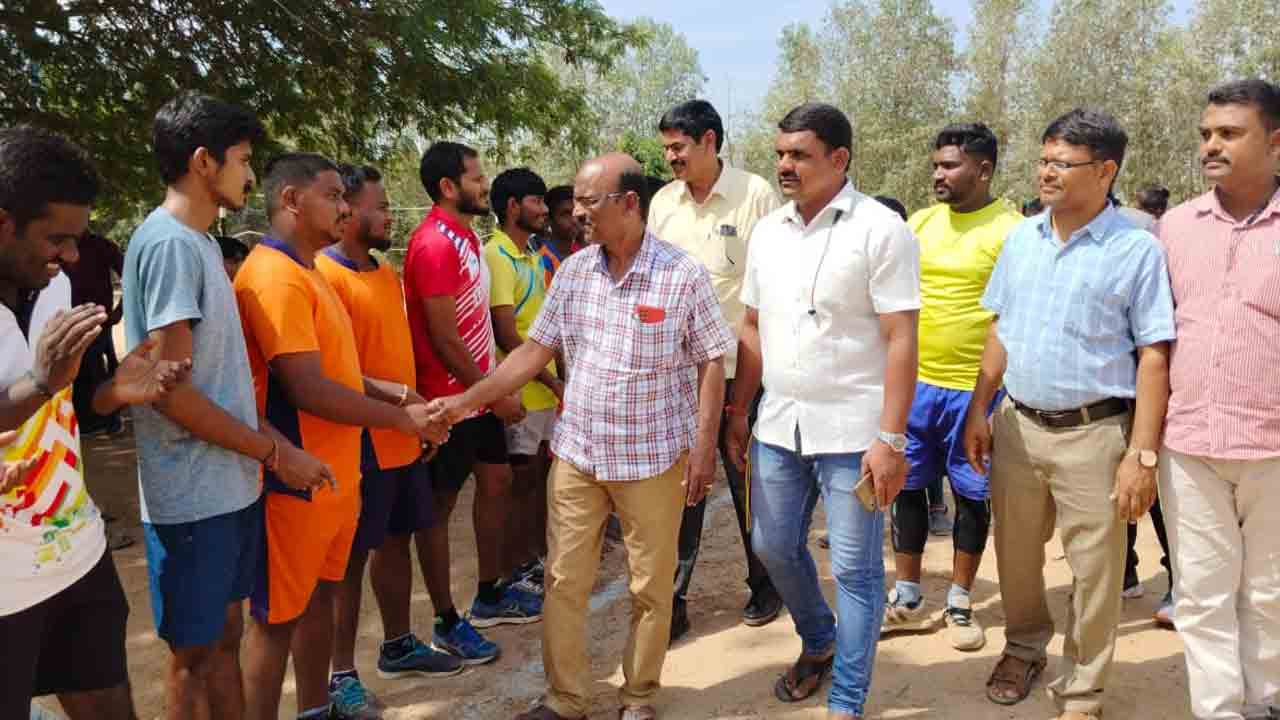 క్రీడాకారులు లక్ష్యంతో ముందుకు సాగాలి