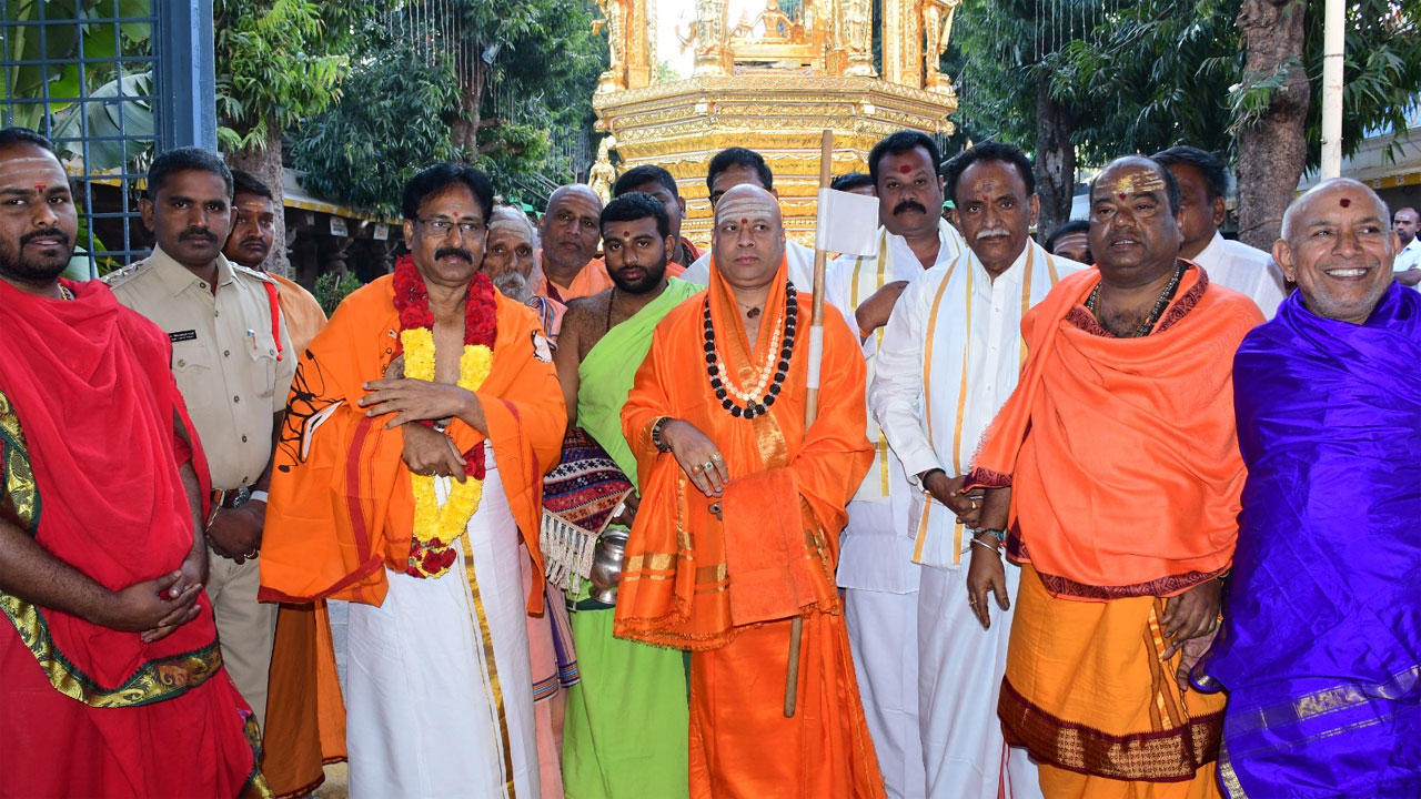 Srisailam | మల్లన్నను దర్శించుకున్న ఏపీ డిప్యూటీ సీఎం, శ్రీశైల జగద్గురు పీఠాధిపతి