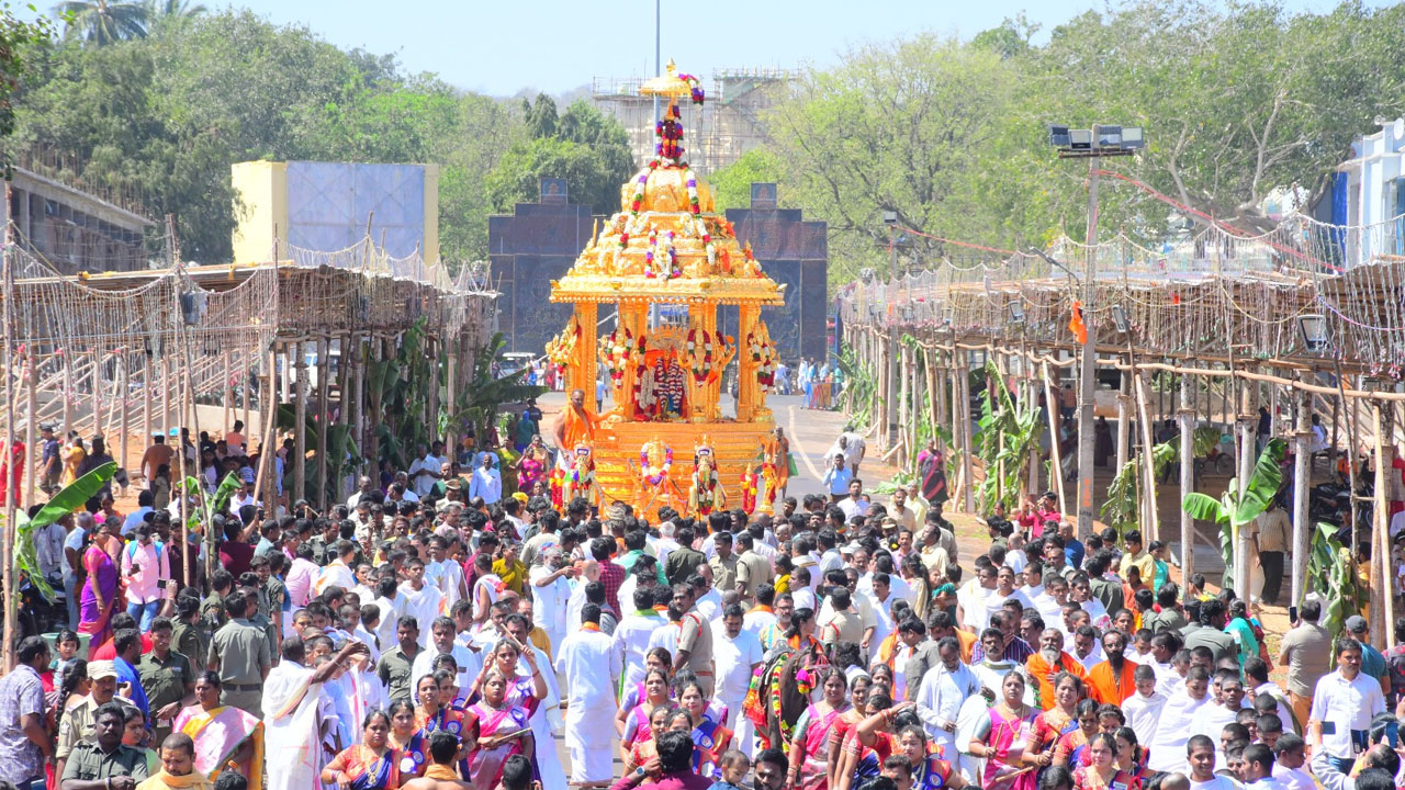 Srisailam | స్వామి అమ్మవార్లకు కానుకగా 11 కోట్ల విలువైన బంగారు రథం