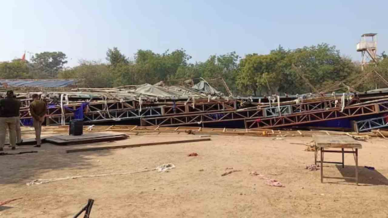 Stage Collapses | పెళ్లి వేడుక కోసం ఏర్పాటు చేస్తున్న వేదిక కూలి పలువురికి గాయాలు