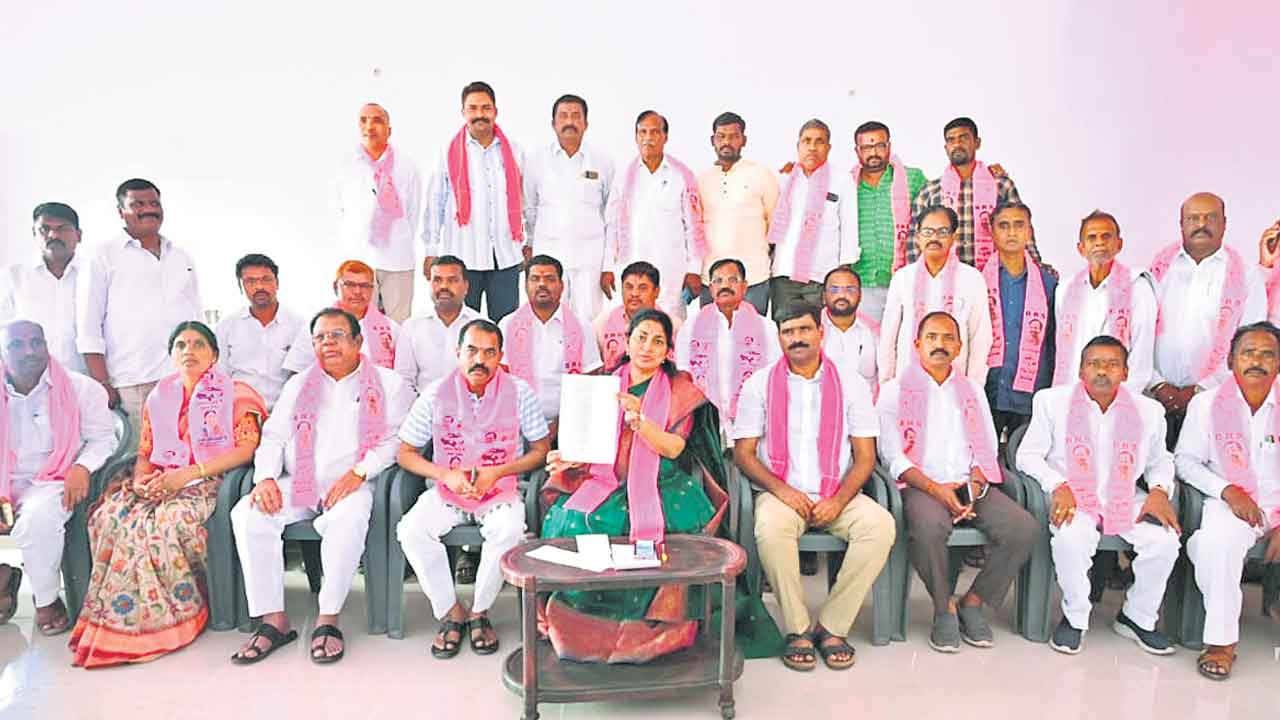 గుట్ట కాలేజీని తరలిస్తే ఊరుకోం