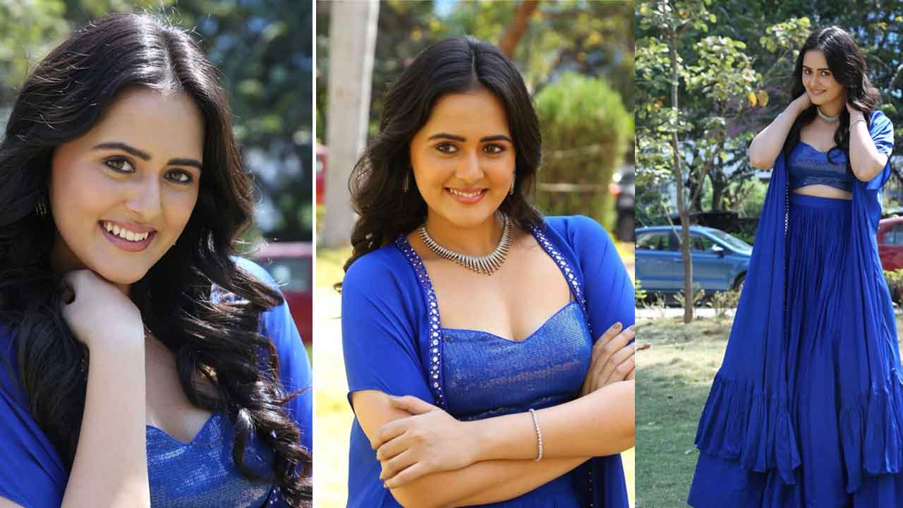 నీల వస్త్రం.. చూపు అస్త్రం!