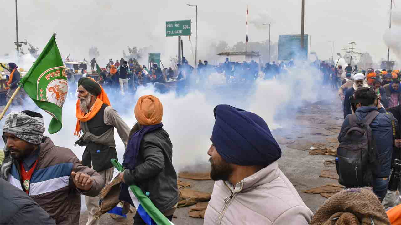Formers protest | ఢిల్లీ సరిహద్దుల్లో ఉద్రిక్తత.. రైతులపై మరోమారు టియర్‌ గ్యాస్‌ ప్రయోగించిన పోలీసులు