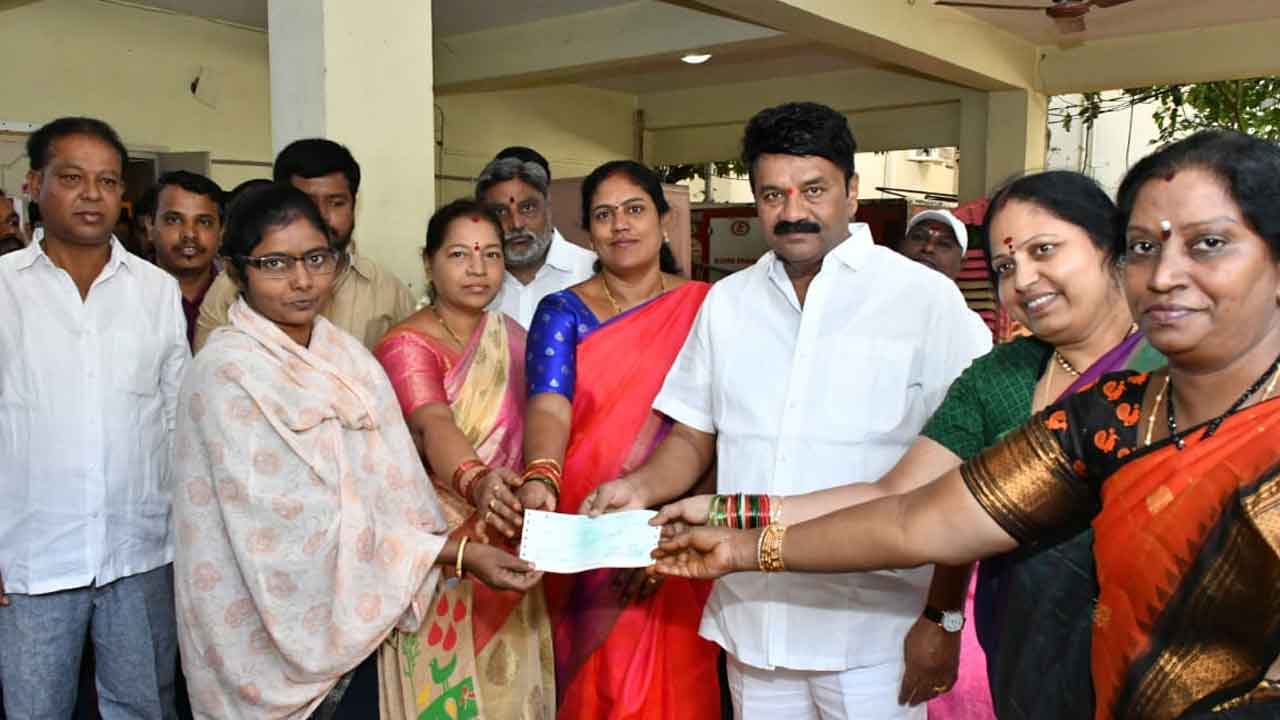 MLA Thalasani | కల్యాణలక్ష్మి చెక్కులు పంపిణీ చేసిన ఎమ్మెల్యే తలసాని