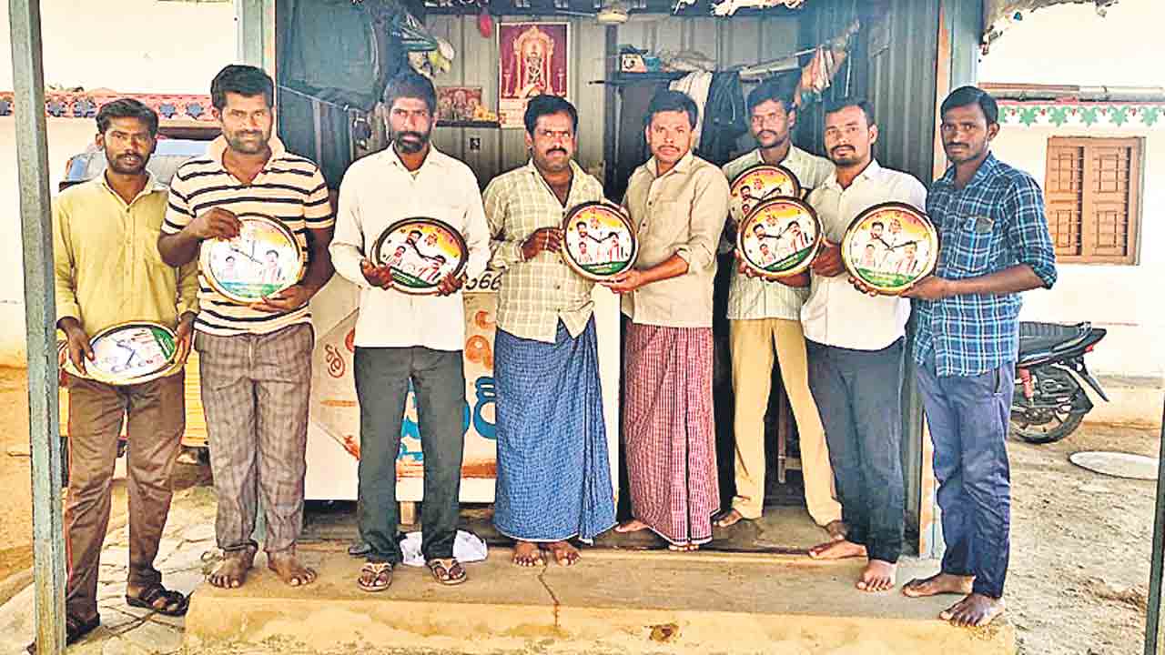 కాంగ్రెస్‌ ‘ఎన్నికల’ ప్రలోభాలు