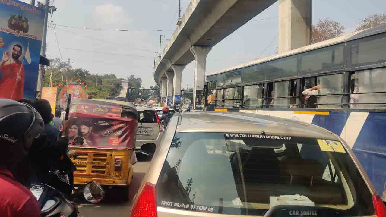 Traffic Jam | ఎస్ఆర్ న‌గ‌ర్ టు మూసాపేట‌.. భారీగా ట్రాఫిక్‌జామ్‌