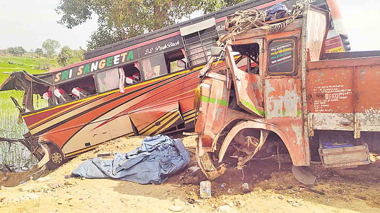 ట్రావెల్‌ బస్సును ఢీకొన్న లారీ