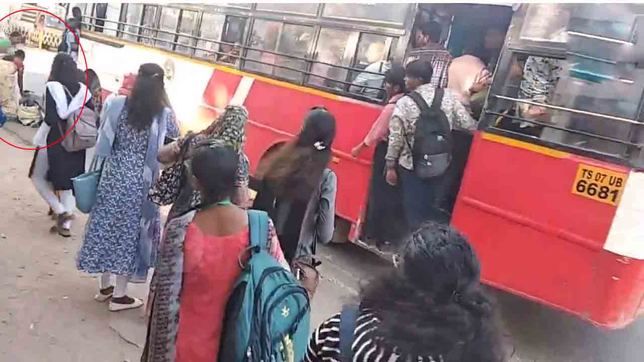 TSRTC | డ్రైవ‌ర్ అప్ర‌మ‌త్త‌తో ప్రాణాల‌తో బ‌య‌ట‌ప‌డ్డ ప్ర‌యాణికురాలు..