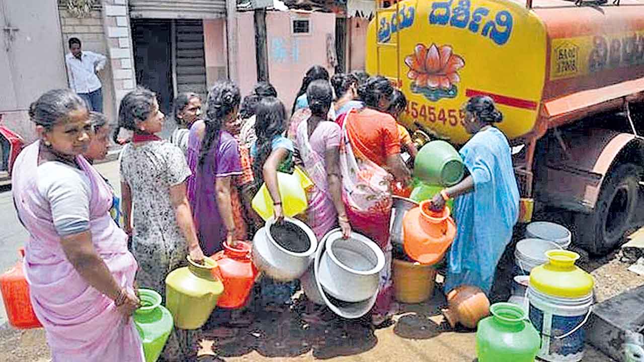 Bengaluru | వేస‌వికి ముందే మొద‌లైన తాగునీటి క‌ష్టాలు.. అల్లాడిపోతున్న బెంగ‌ళూరు ప్ర‌జ‌లు