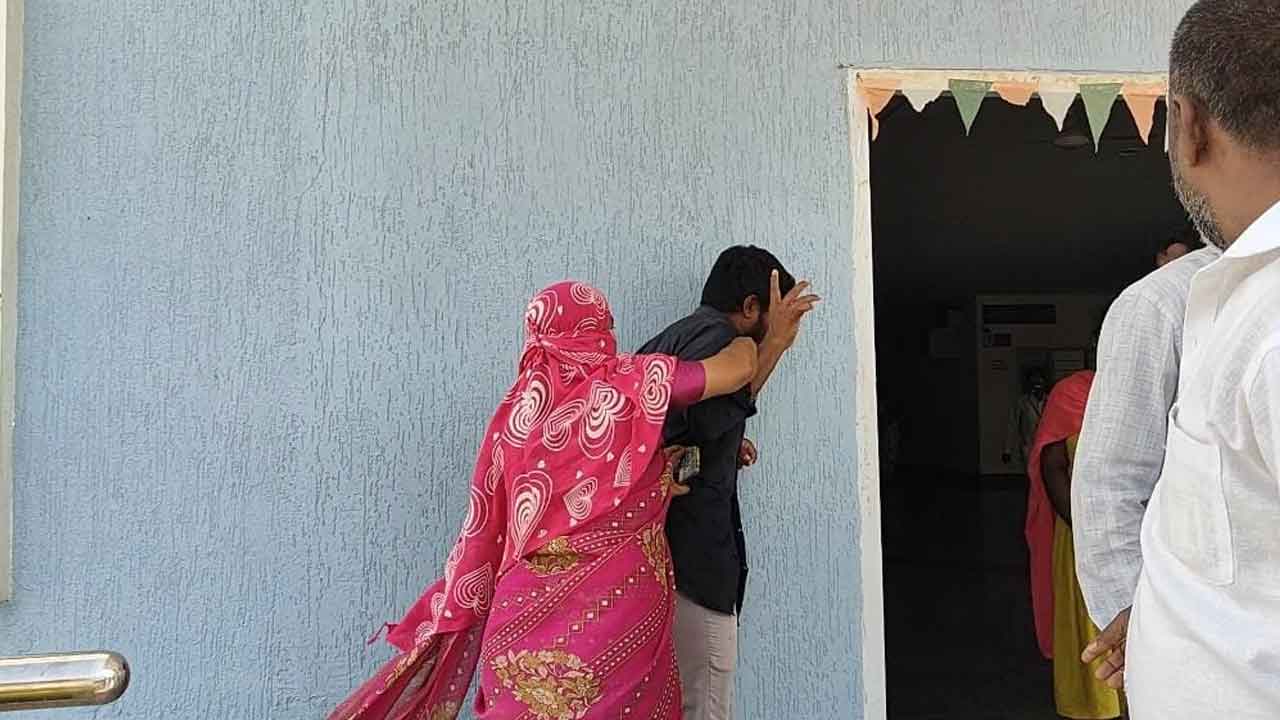 Nagarkarnool | లైంగికదాడికి పాల్పడిన సూపర్‌వైజర్‌కు దేహశుద్ధి.. పోలీసులకు అప్పగింత : వీడియో